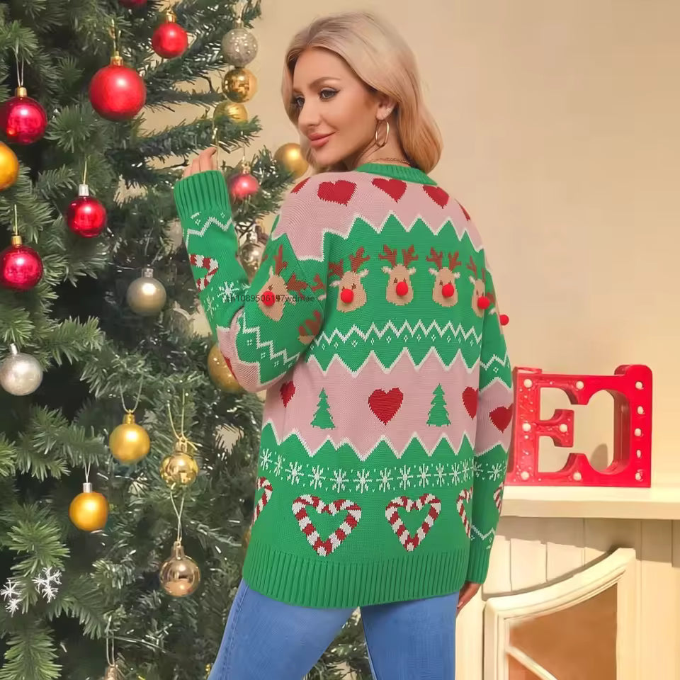 Grön jultröja med renar och polkagrisrandiga hjärtan, sedd bakifrån