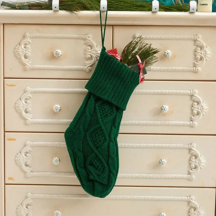 Julstrumpa, stickad med kabelmönster – Grön