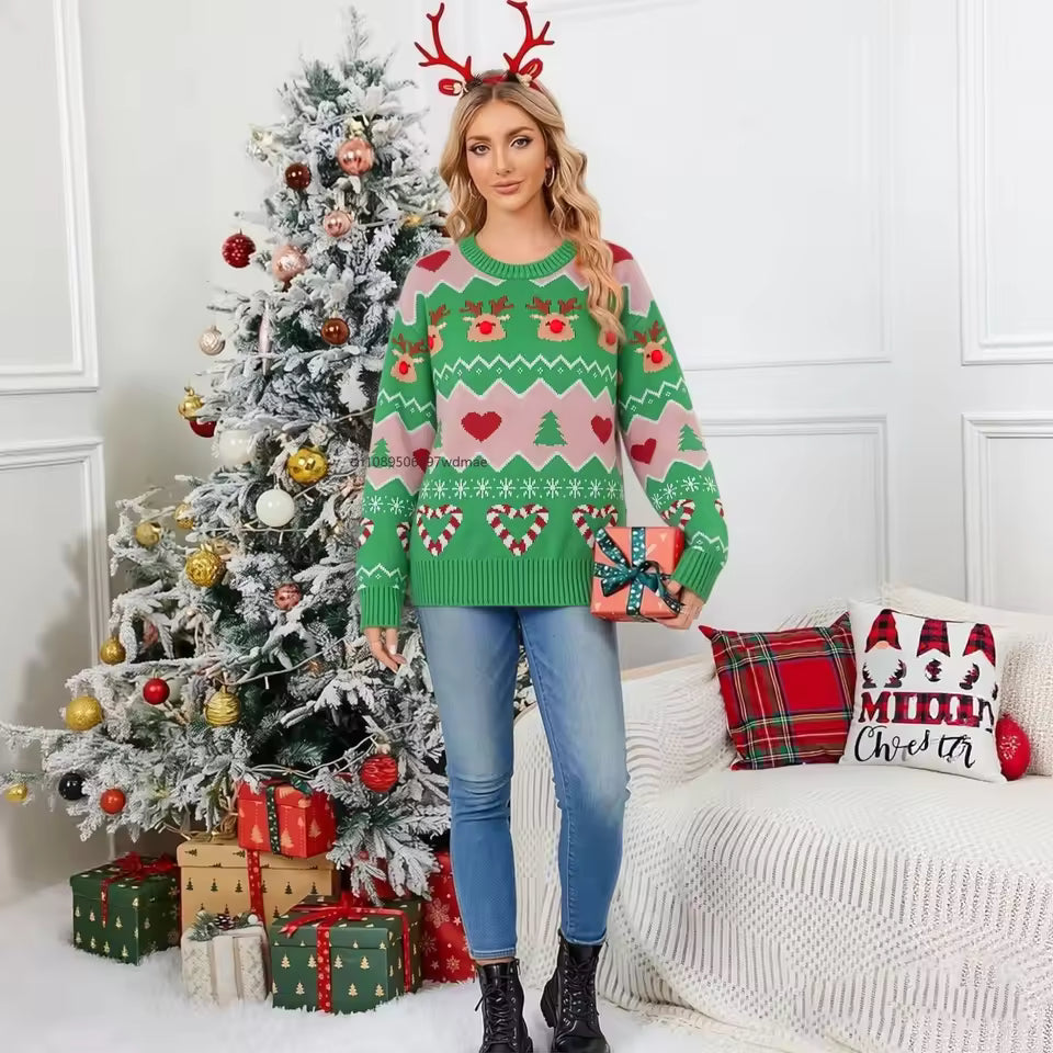 Kvinna i grön jultröja med renar och polkagrisar vid en julgran med presenter