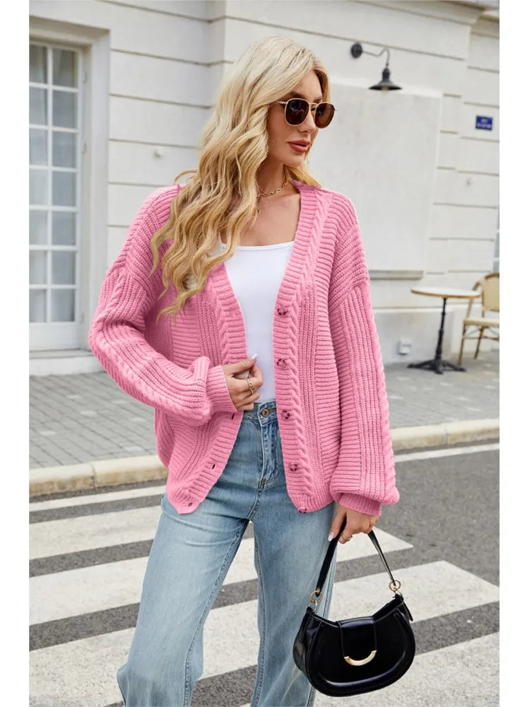 Rosa kofta bärd öppen med rymliga ärmar och jeans