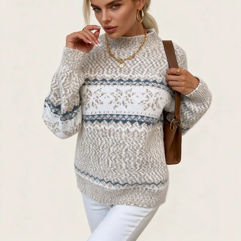 Kvinna i beige stickad tröja med Fair Isle-band av snöflingor och halvhög krage