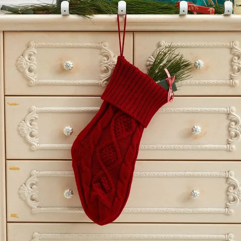 Julstrumpa, stickad med kabelmönster – Röd
