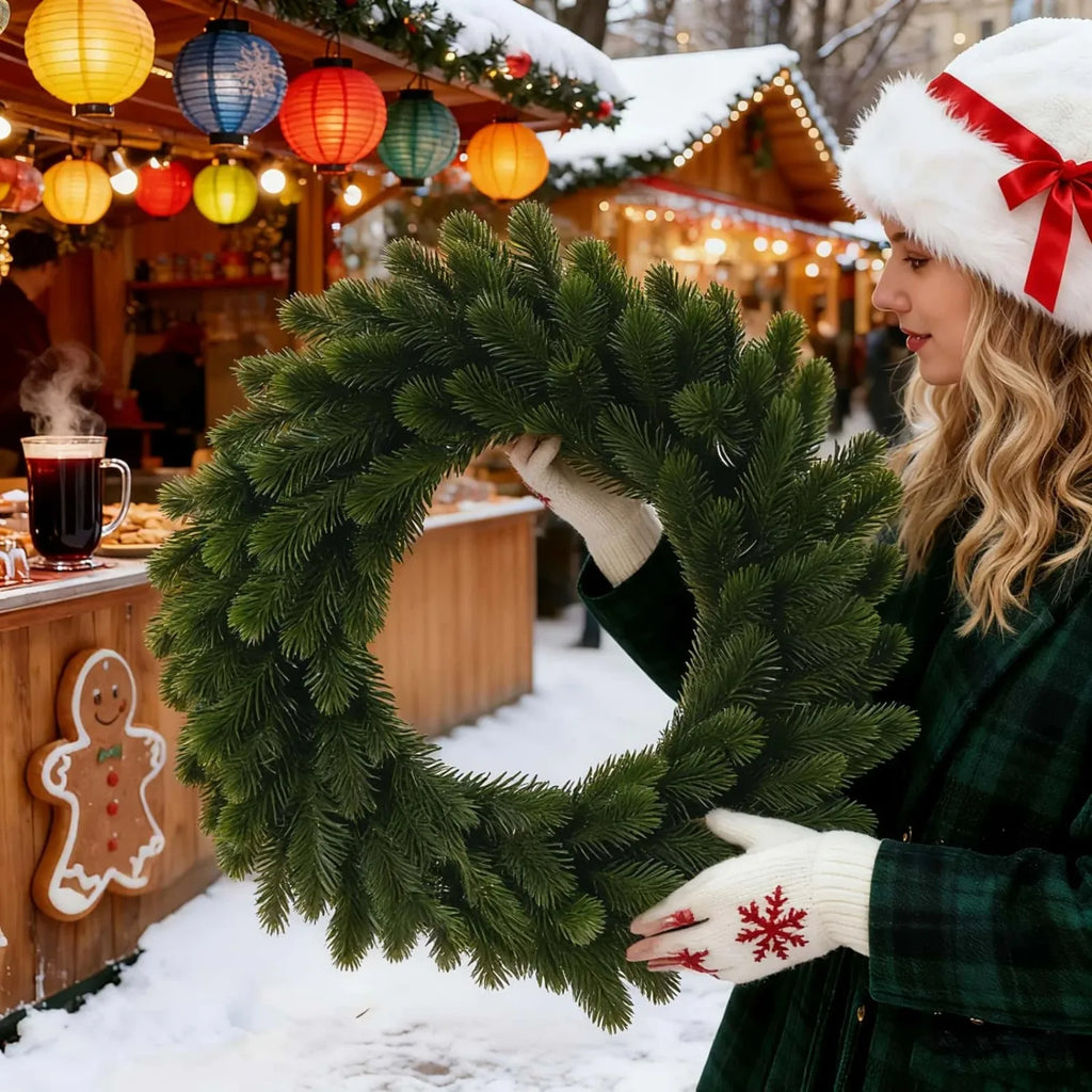 Julkrans i grönt tallris i en vintermarknadsmiljö