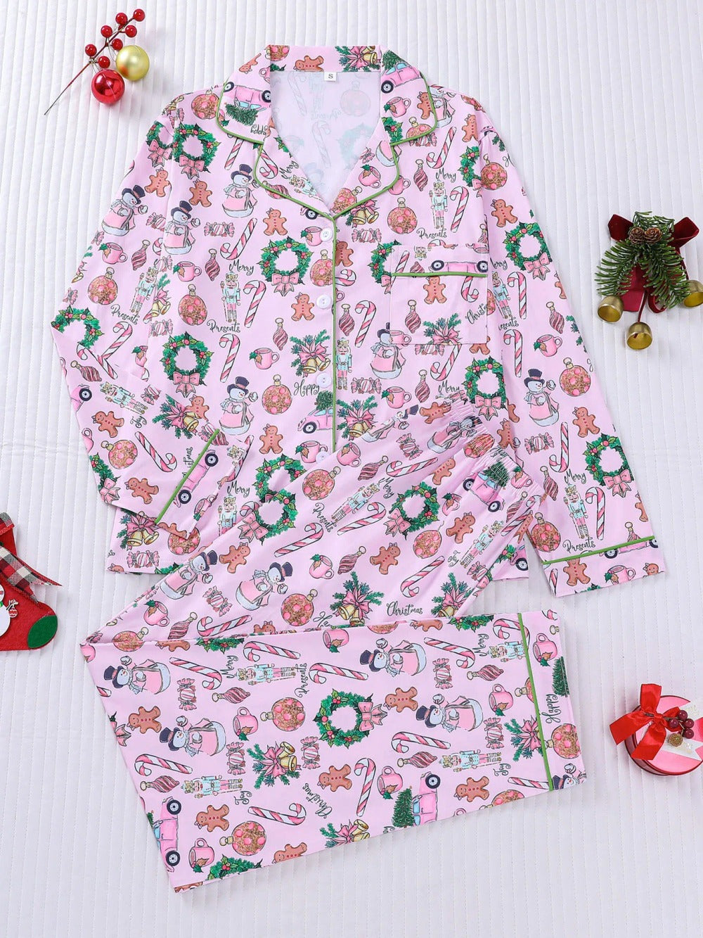 Rosa julpyjamas för dam med pepparkaksgubbar, godisstavar och julkransar