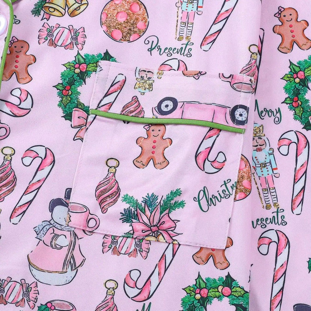 Närbild på fickan och kragen på den rosa julpyjamasen
