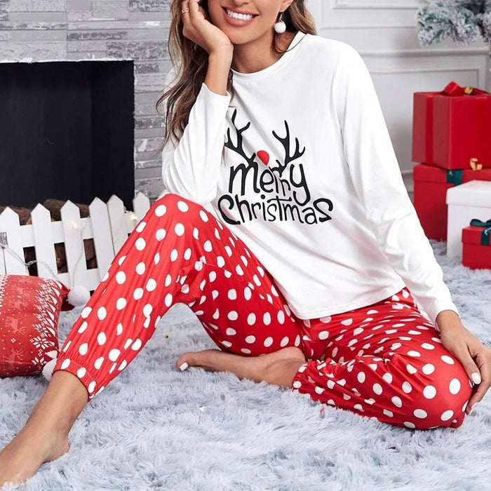 Julpyjamas för dam med vit tröja med renhorn och röda prickiga byxor