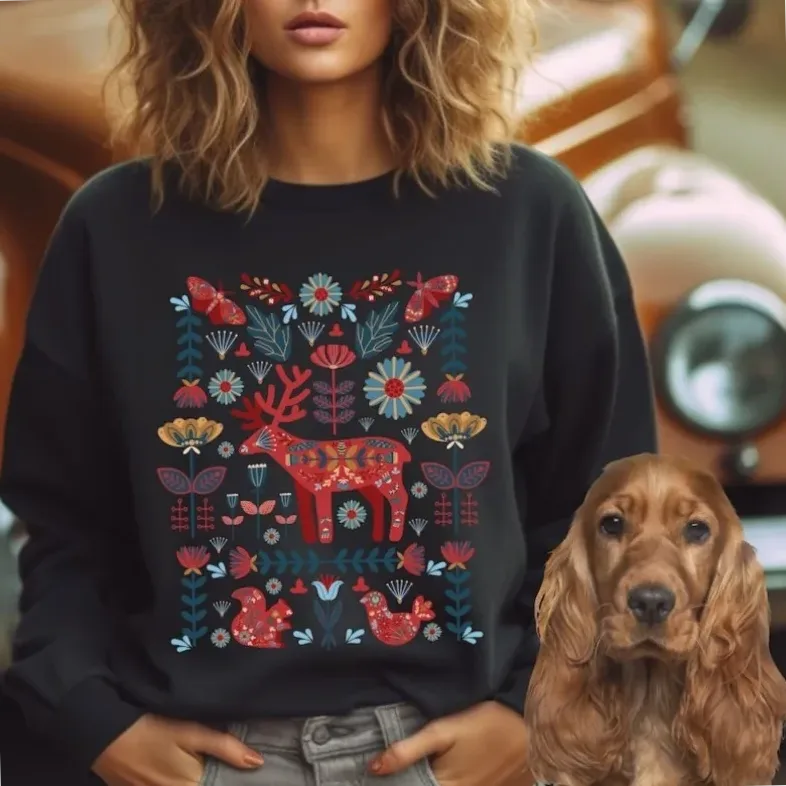 Svart collegetröja med tryckt motiv av röd ren, ekorre och blommor